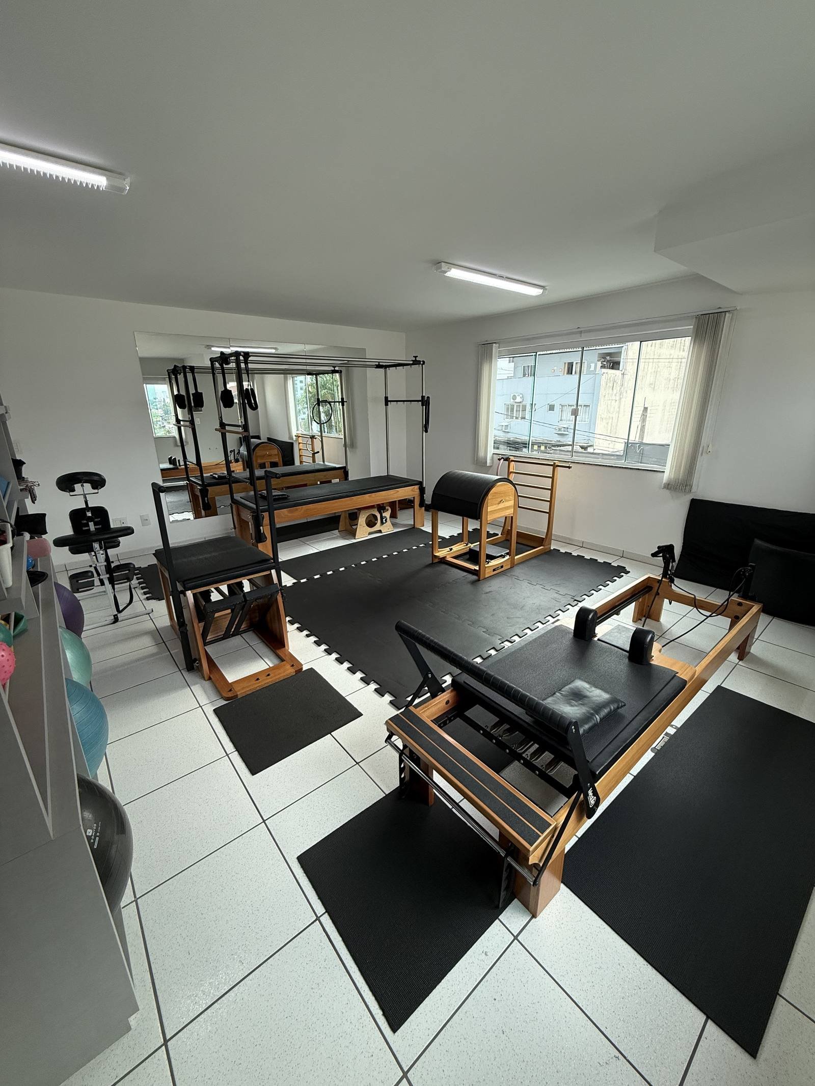 Aluna praticando Pilates no Cadillac no studio La Vie