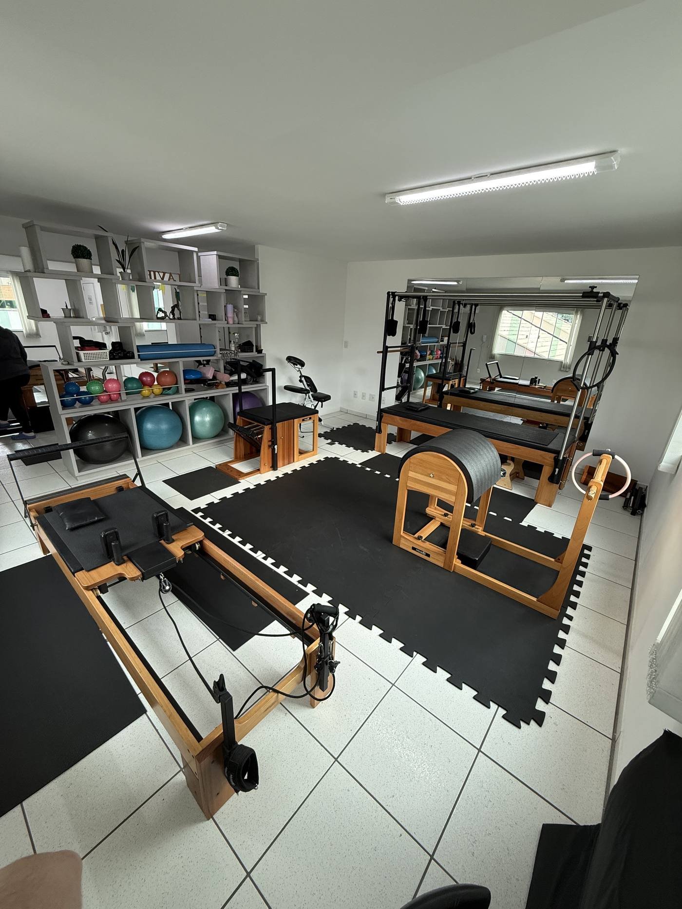 Ambiente do La Vie Studio de Pilates com aparelhos e espelho