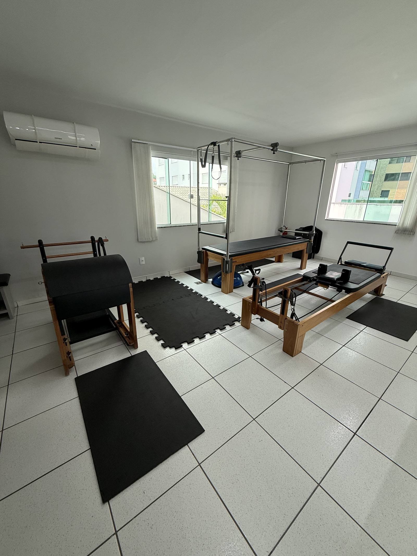 Sala de Pilates do studio La Vie com reformers e piso de madeira